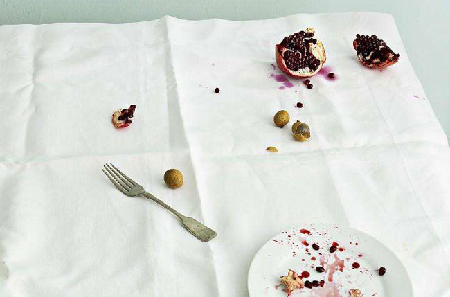 臟臺布上面會出現(xiàn)不同的油斑色素我們要用強力洗衣粉清洗掉